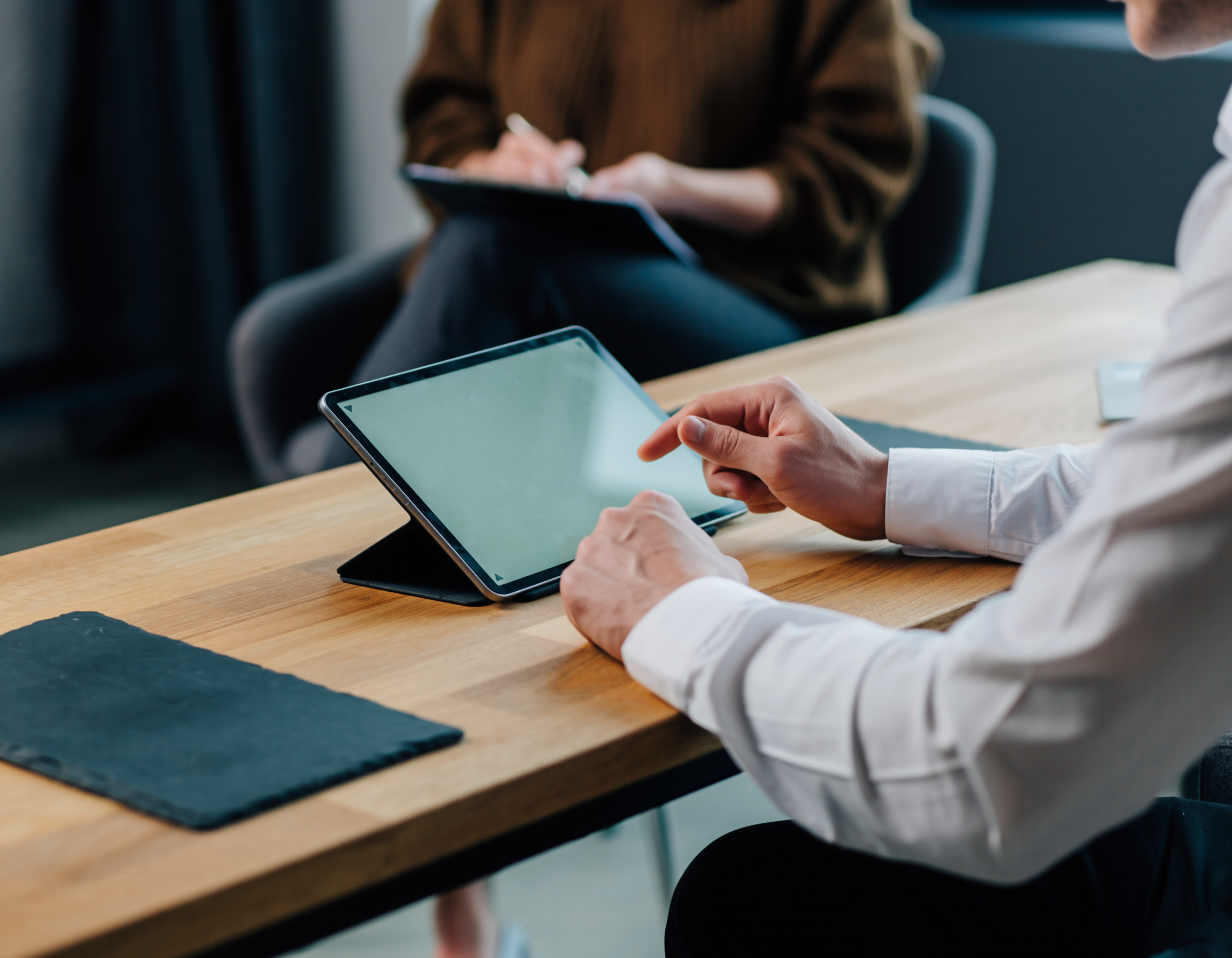 Psychometrische Testung: Person bearbeitet Fragen am Tablet in ruhiger, professioneller Umgebung.